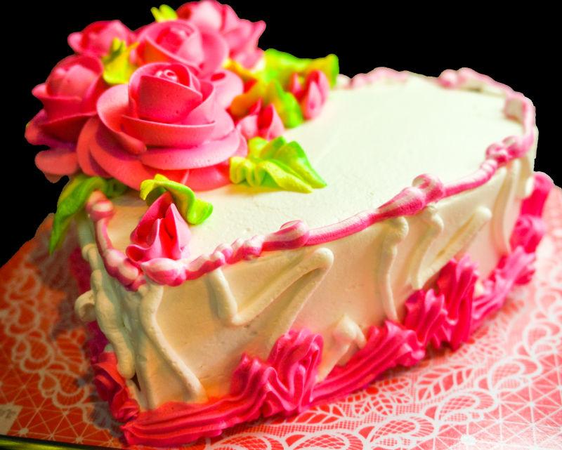 具有玫瑰花装饰的心型情人节蛋糕