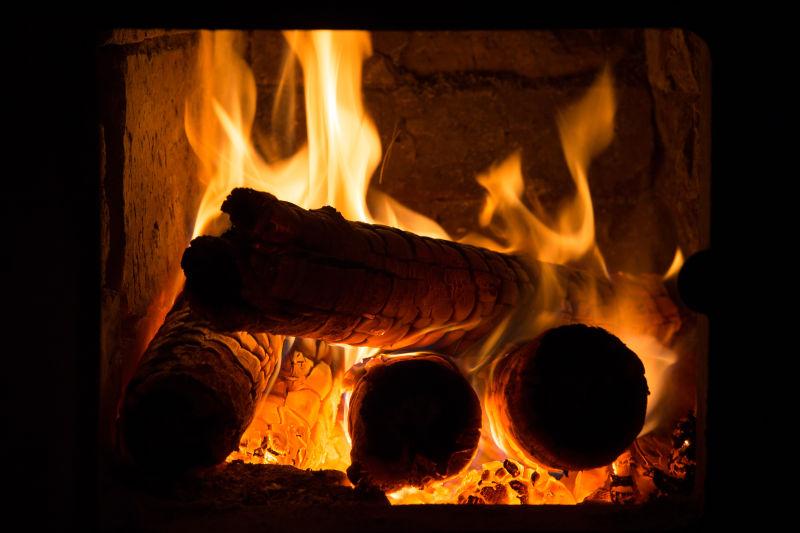 壁炉里燃烧的木材