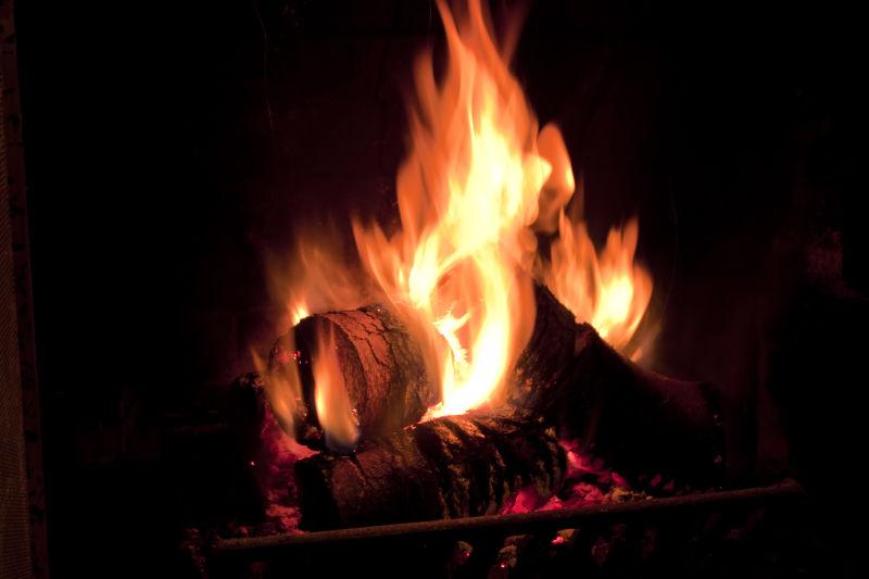在壁炉里燃烧火焰的木柴