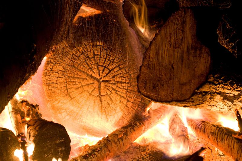 火焰燃烧中的木材