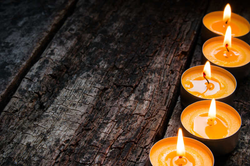 木板上点燃的蜡烛