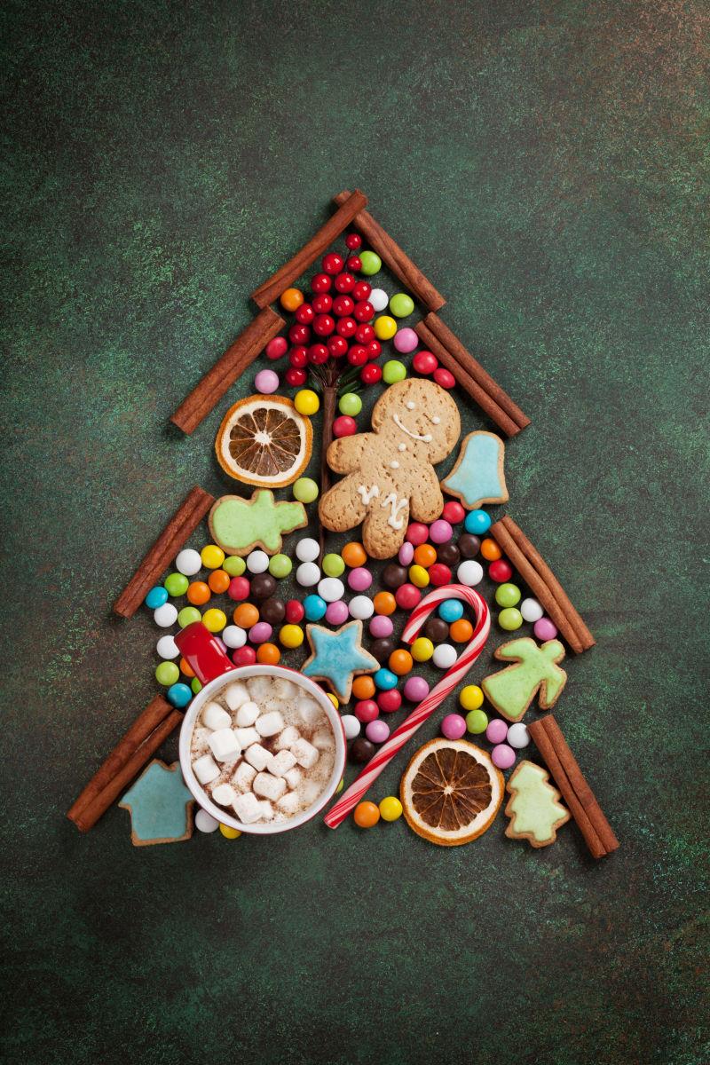 糖果饼干和肉桂组成圣诞树的形状