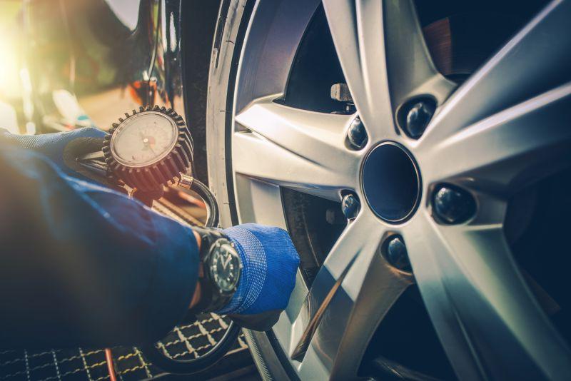 检测汽车轮胎压力的汽车维修工