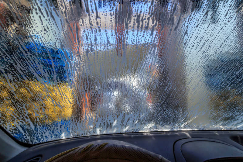 自动洗车时坐在车里的视角
