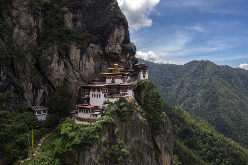 建在山崖上的修道院