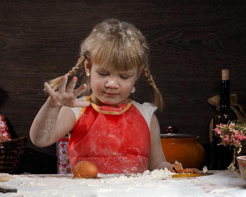 小女孩在玩面粉