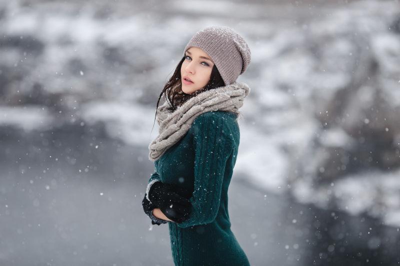 美女在冬天雪地里欣赏雪景
