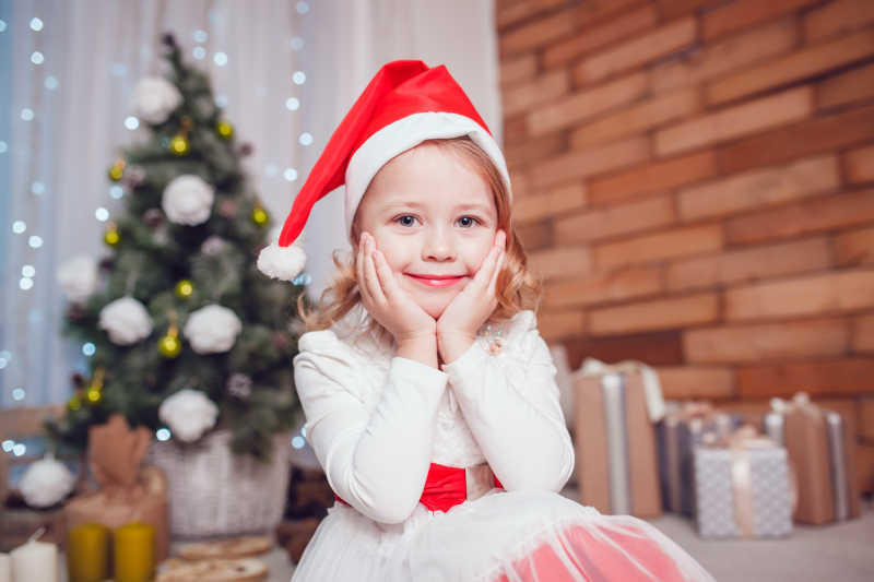 小女孩在圣诞背景前微笑