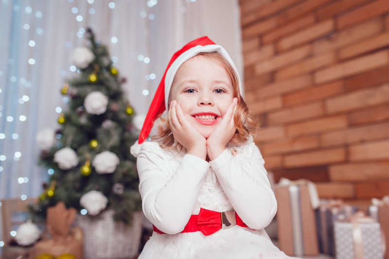 圣诞背景微笑的小女孩