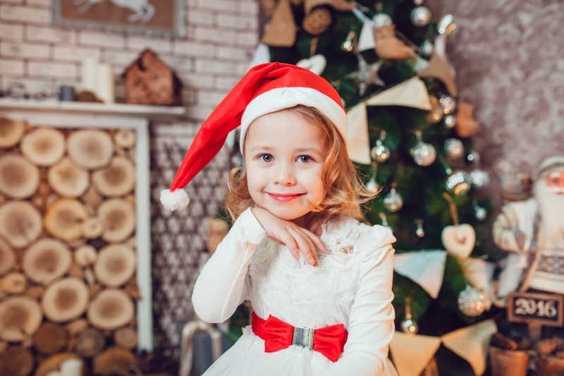 圣诞树前快乐的小女孩