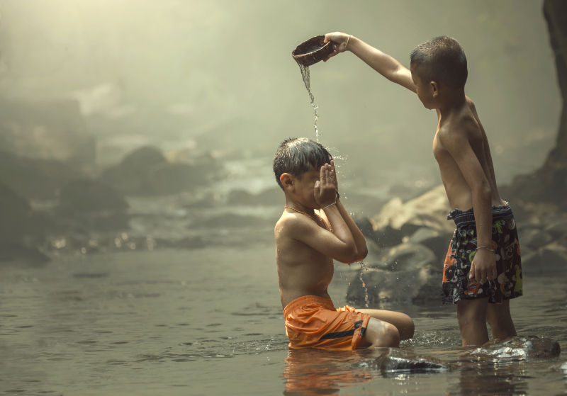 两个男孩在河边一起洗澡