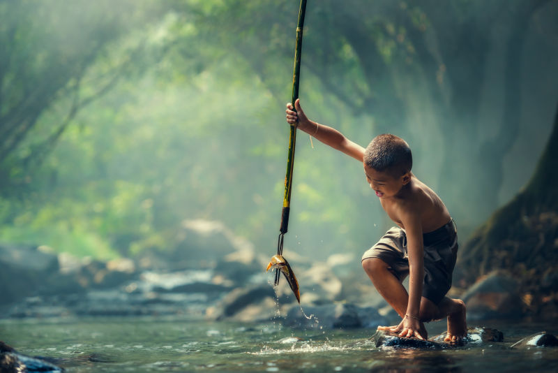孩子在河边抓鱼