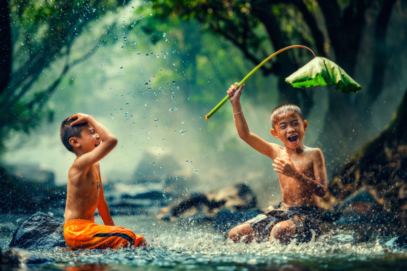两位孩子在河里玩耍