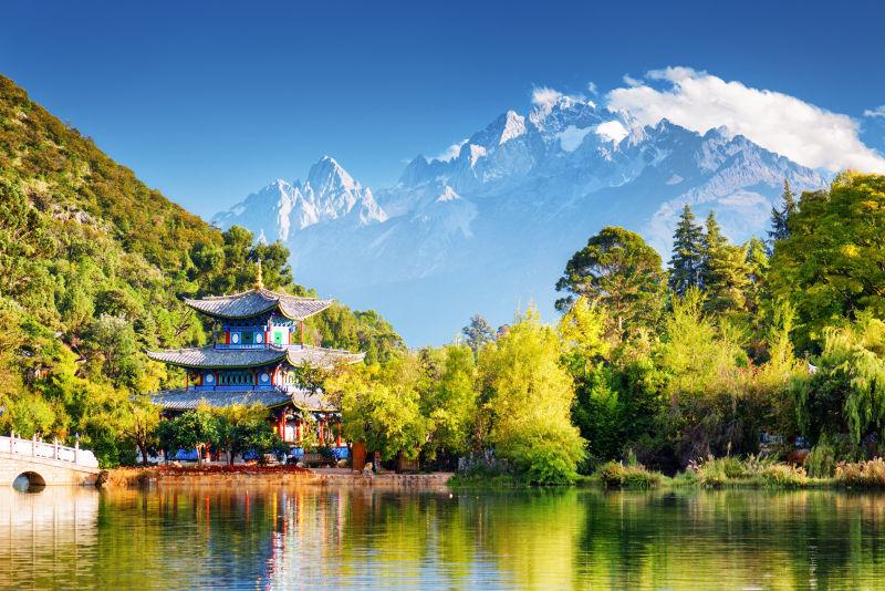在中国的云南省的黑龙潭的神奇的玉龙雪山和月亮亭