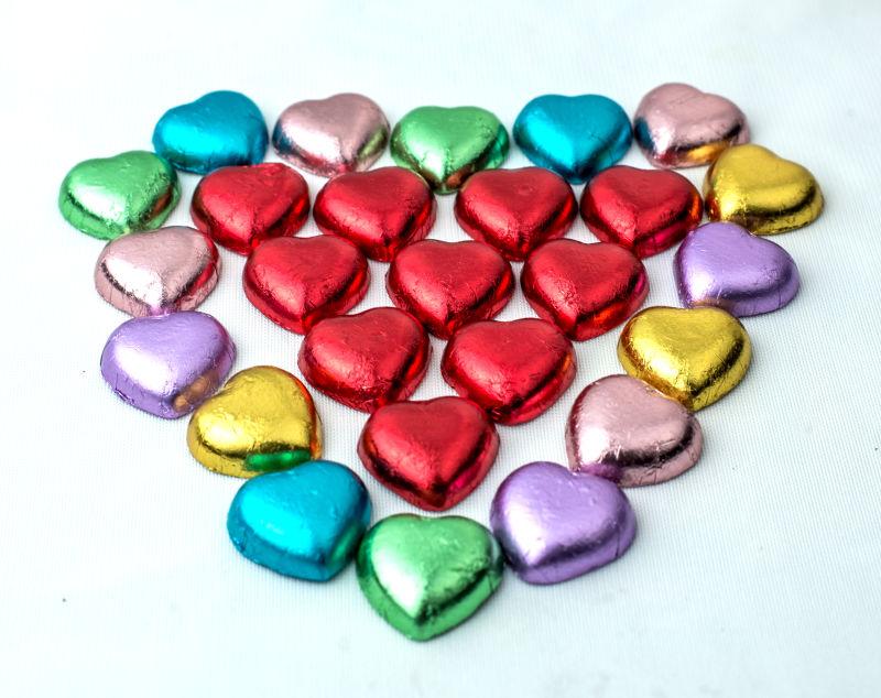 各种颜色包装的心形巧克力