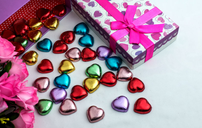 各种颜色包装的心形巧克力和礼物盒