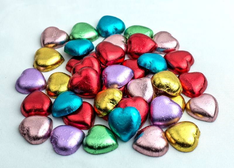 彩色纸包裹的各种心形巧克力