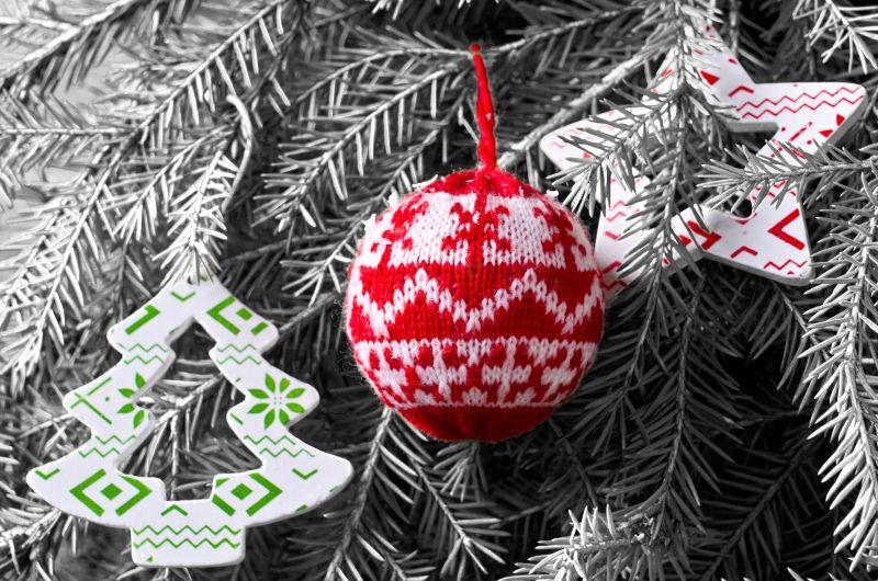 杉木树枝上的圣诞装饰