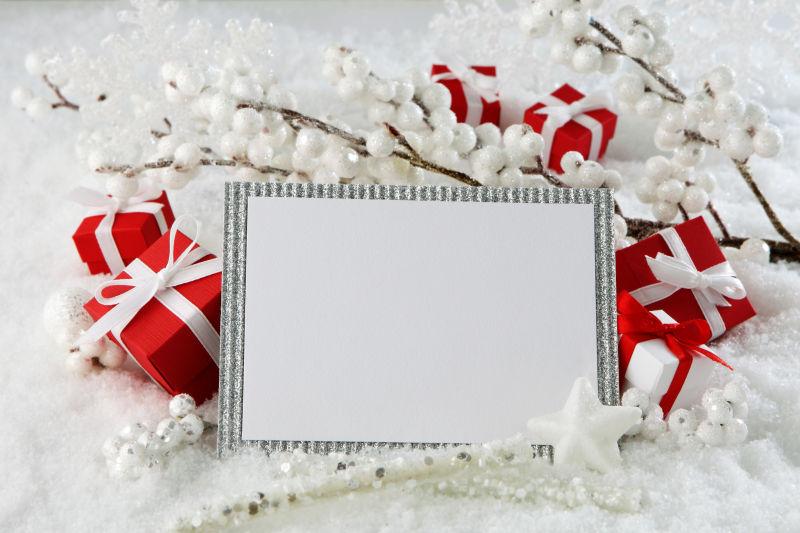 圣诞装饰品上的白色创意贺卡