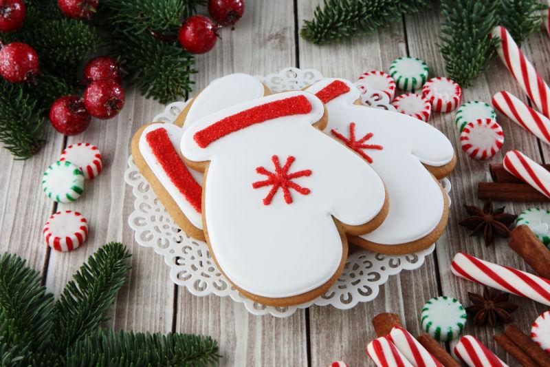 圣诞树中的创意圣诞手套饼干