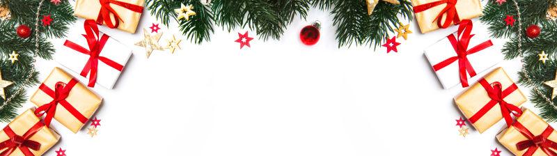 白色背上的圣诞树装饰与礼品