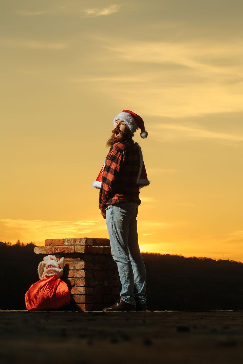 圣诞老人把礼物放在砖烟囱旁边