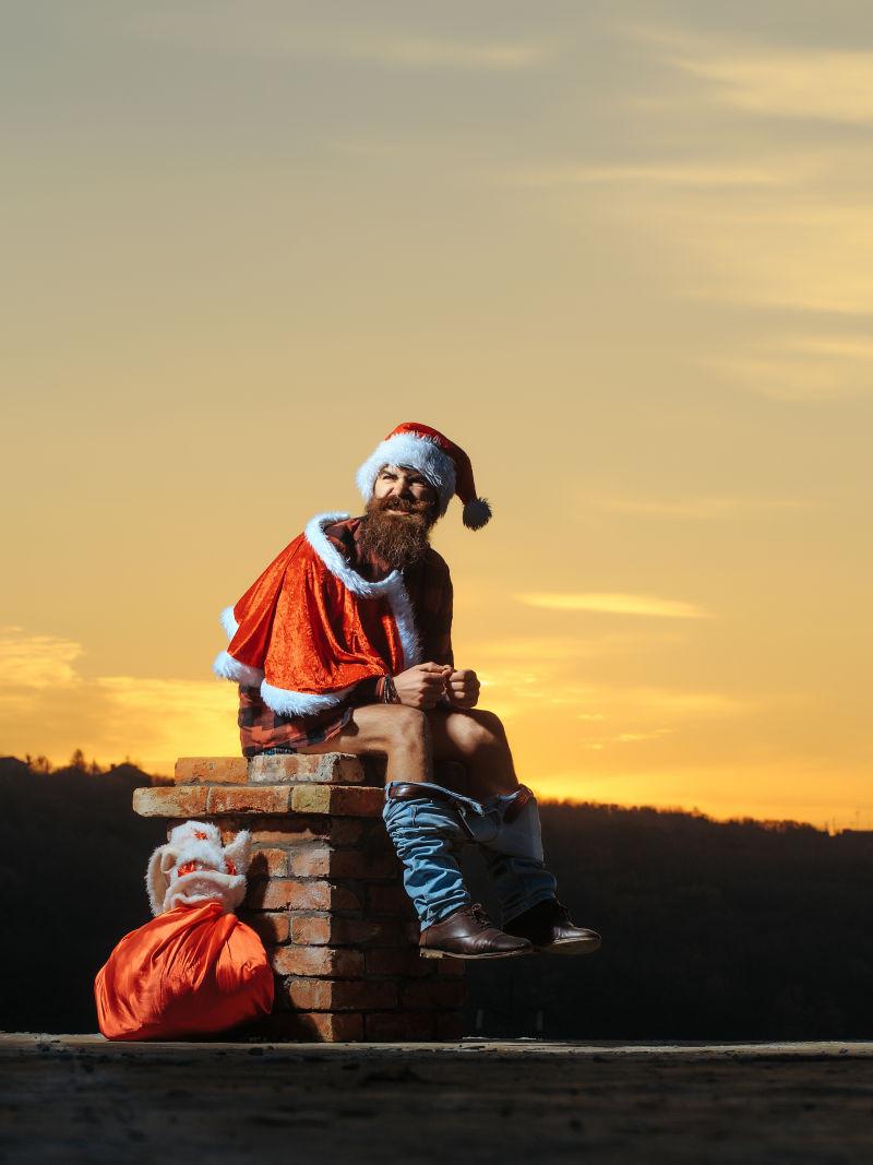 在烟囱上大便的圣诞老人装扮的年轻男子
