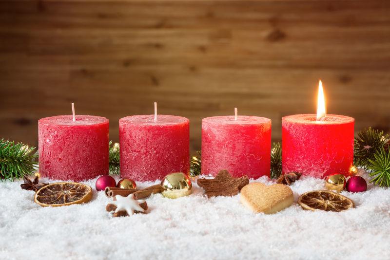 四个红色的蜡烛和圣诞装饰品