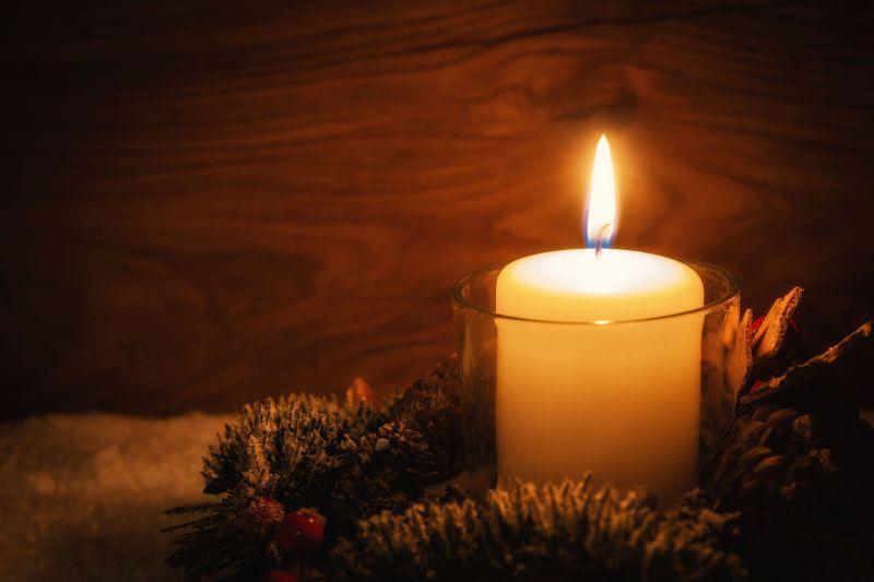 在黑暗的背景下的燃烧的圣诞节蜡烛