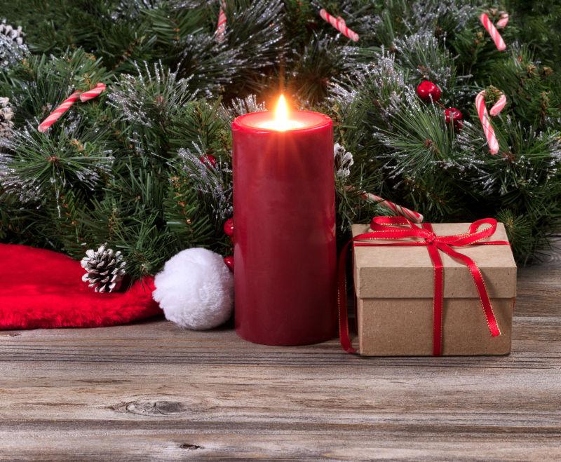 圣诞树上装饰着耀眼的红烛和礼物盒