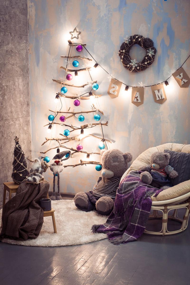 圣诞树和闪电球笼装饰圣诞树