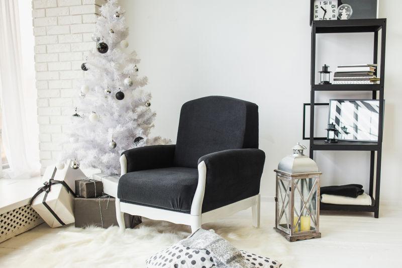 现代时尚圣诞装饰的白色客厅与砖墙和木地板