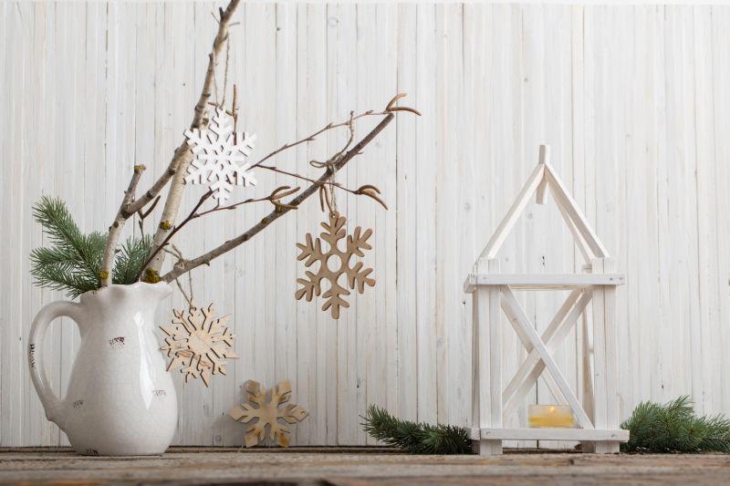 木质背景白色圣诞装饰