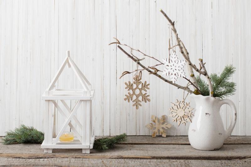 白色圣诞装饰在木制背景墙上