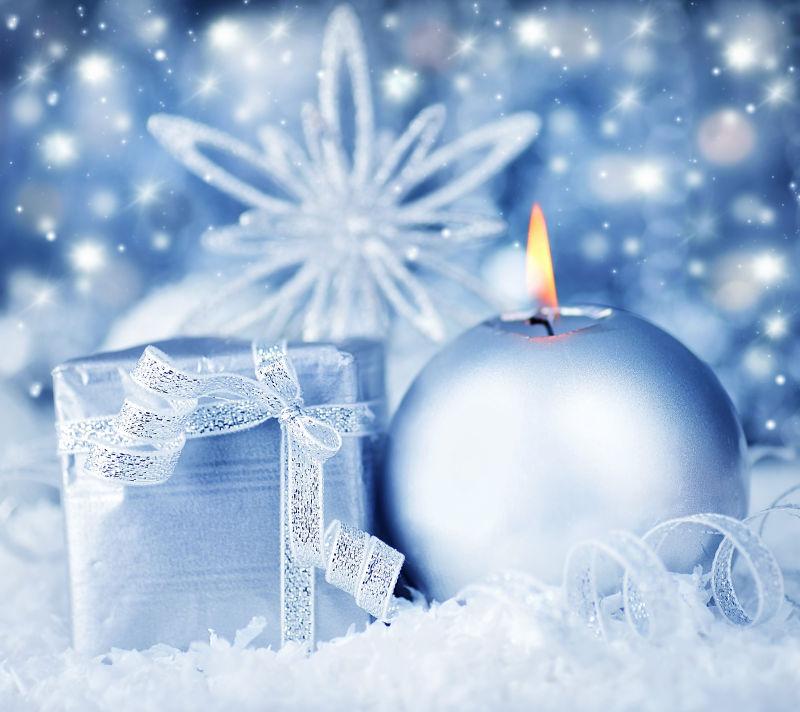 银色礼品盒蜡烛装饰及圣诞雪装饰的