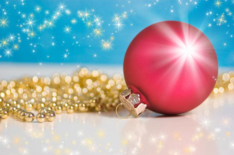 圣诞节背景金光闪闪的饰品和红色珠子