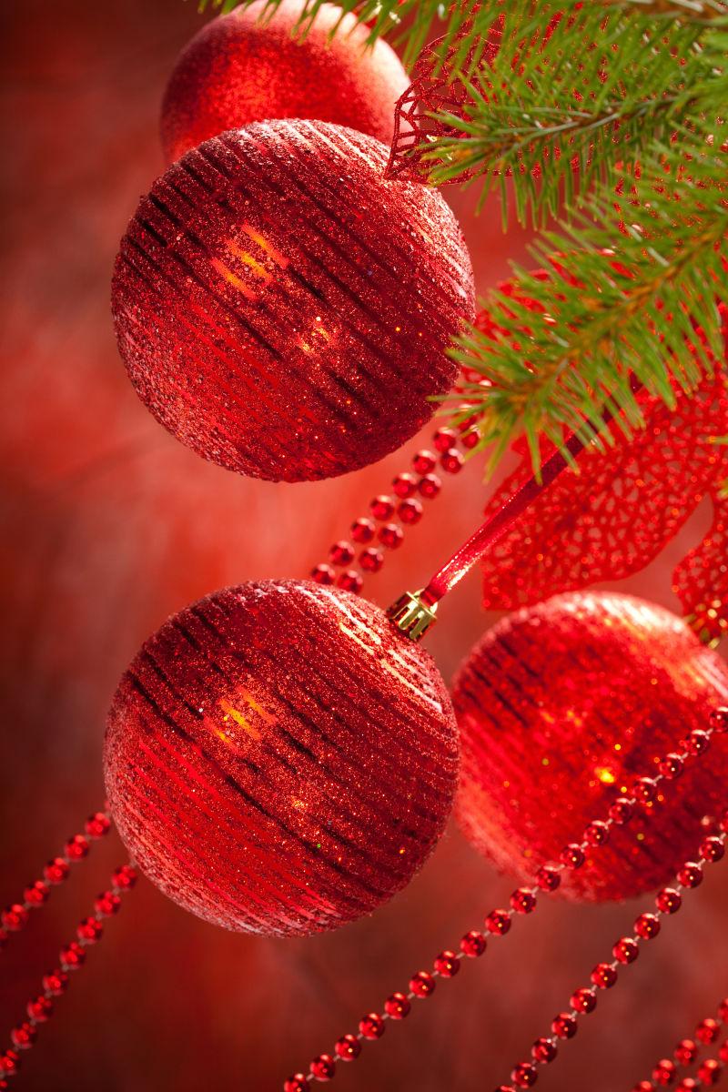 红色的圣诞装饰球