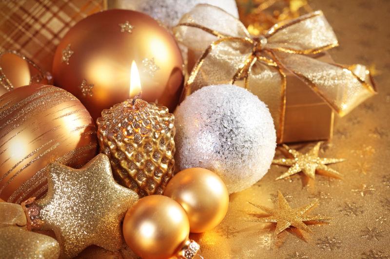 金色背景下的圣诞节的金色球状装饰品