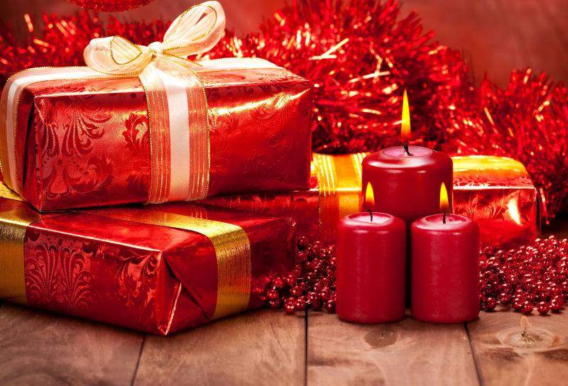 红色礼物盒与红色蜡烛
