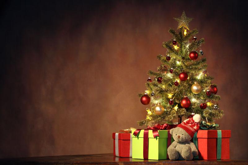 礼物盒圣诞树与小熊