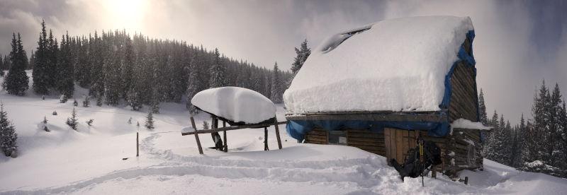大雪中的阿尔卑斯山小屋子