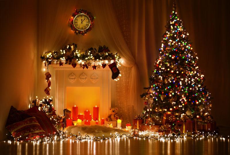 圣诞节室内闪着彩灯的装饰品