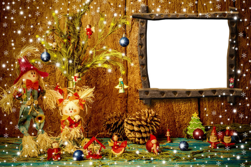 圣诞饰品和挂在木墙上的空相框