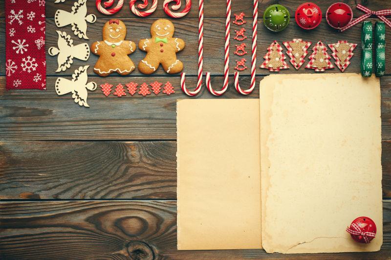木桌上的圣诞卡片和装饰