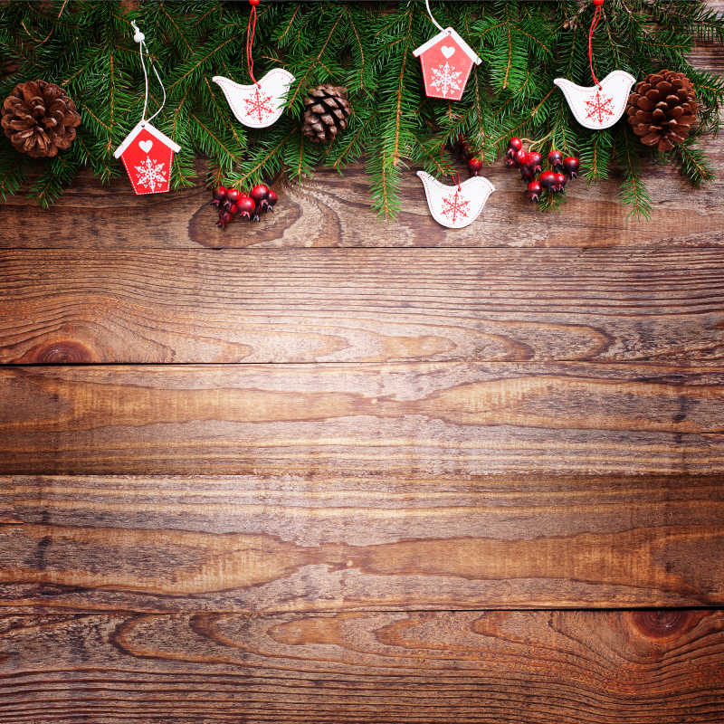 木墙上挂着的圣诞装饰品