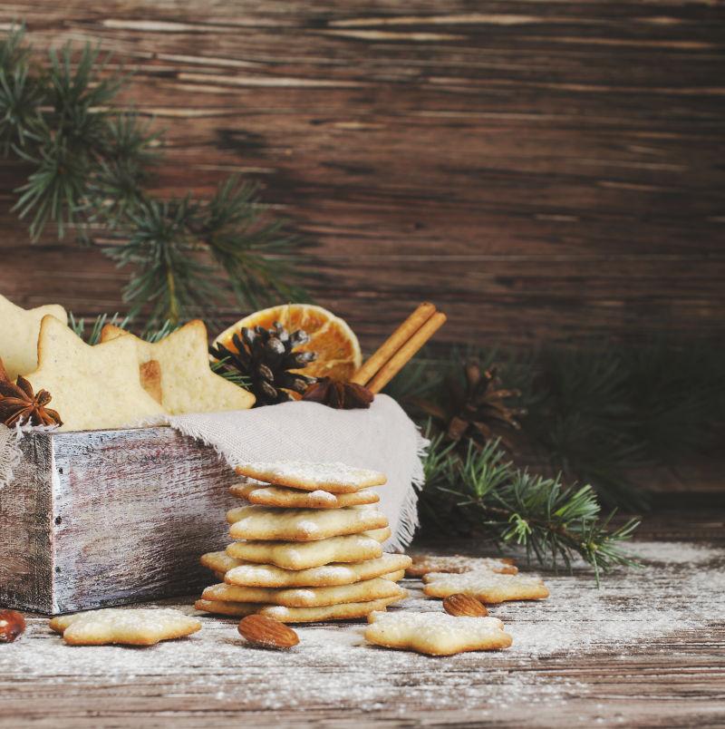 乡村餐桌上的云杉枝和圣诞节或新年姜饼饼干
