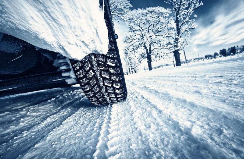 冬季有雪的道路上的汽车轮胎