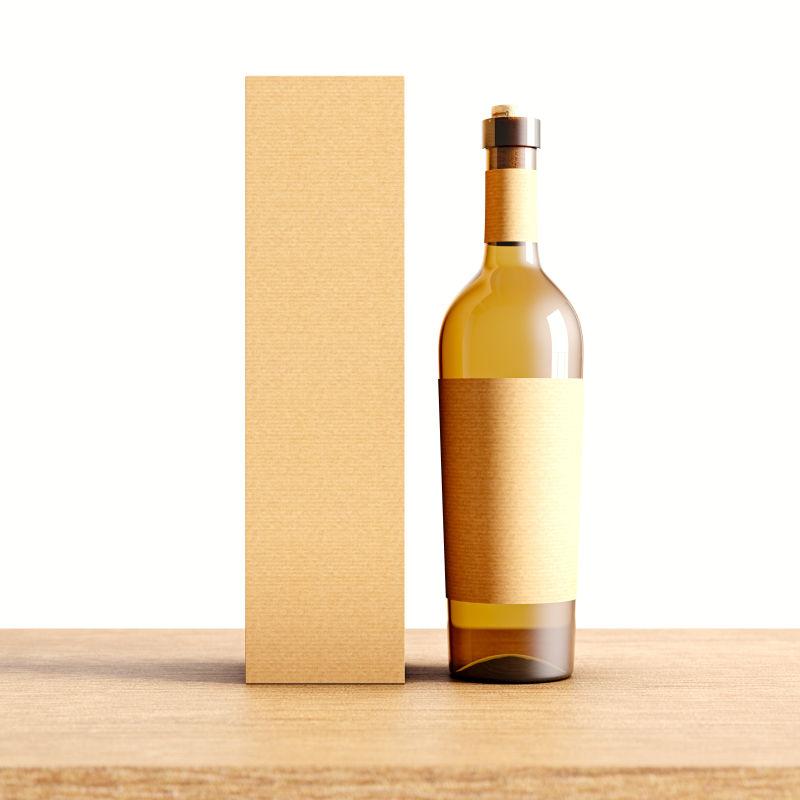 白色背景下一张透明的玻璃酒瓶与包装盒在木桌上