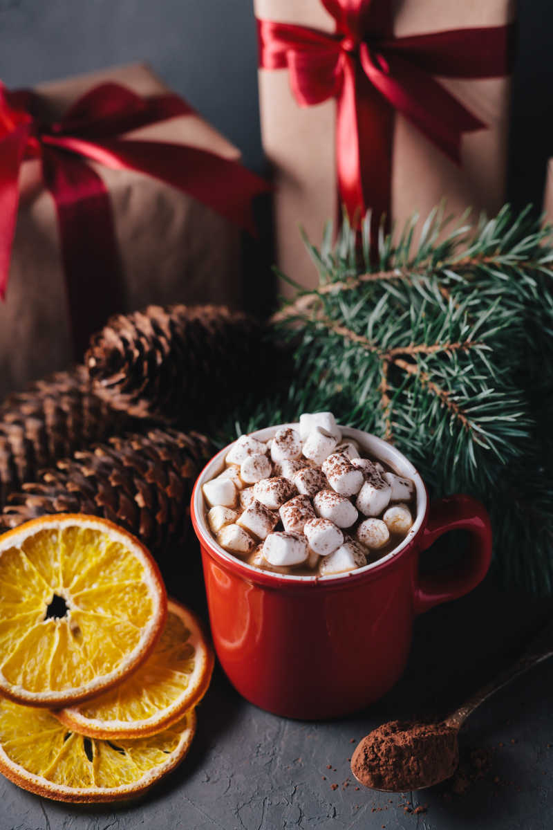 圣诞背景下的可可咖啡和柠檬片
