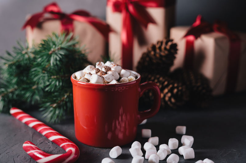 圣诞背景下的棉花热巧克力咖啡